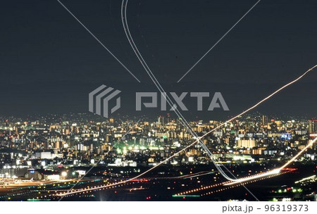 大阪空港の夜景　離着陸する飛行機　交差する光跡 96319373