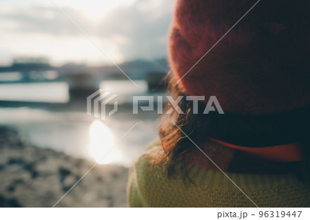 河川敷でカメラで写真を撮る若い女性の写真 河川敷でカメラで写真を撮る若い女性の写真 96319447
