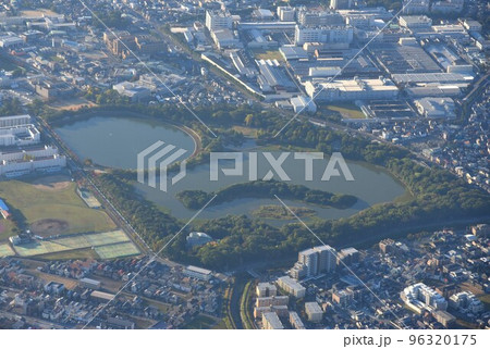空撮　日本列島　伊丹市昆陽池公園 96320175