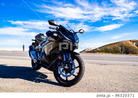 秋の高原のバイクツーリング 志賀草津高原ルート 10月下旬　f-2 高彩度コントラスト 96320371