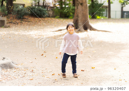 公園で遊ぶ女の子 公園で遊ぶ女の子 96320407