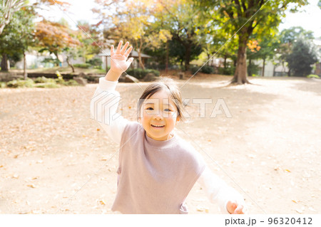 公園で遊ぶ女の子 公園で遊ぶ女の子 96320412