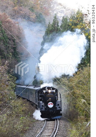 JR釜石線の紅葉　足ヶ瀬のSカーブを驀進する　SL銀河号 96320434