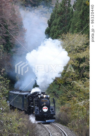 JR釜石線の紅葉 足ヶ瀬のSカーブを驀進する SL銀河号 JR釜石線の紅葉 足ヶ瀬のSカーブを驀進する SL銀河号 96320440