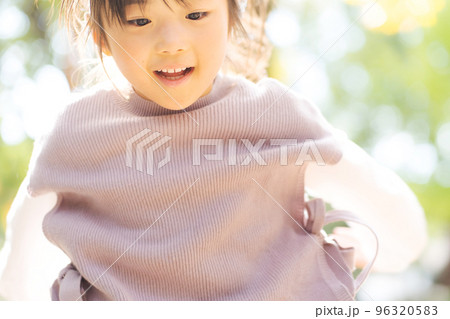 公園で遊ぶ女の子 96320583