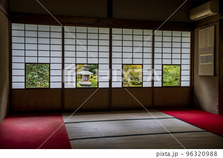 秋の雲龍院　蓮華の間　京都府京都市 96320988