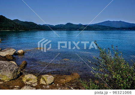 秋田県田沢湖　水面蒼く広がって 96321066