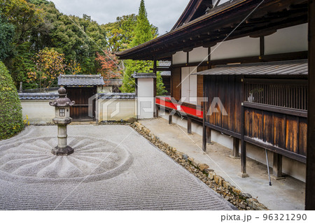 秋の御寺泉涌寺 別院 雲龍院 霊明殿前のと菊の御紋 京都府京都市 秋の御寺泉涌寺 別院 雲龍院 霊明殿前のと菊の御紋 京都府京都市 96321290