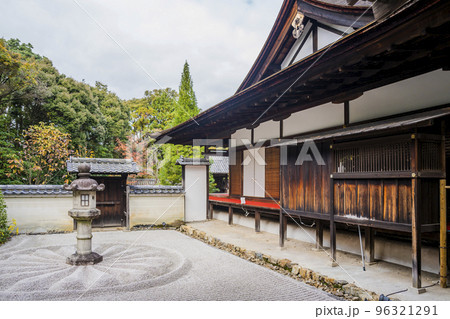 秋の御寺泉涌寺　別院　雲龍院　霊明殿前のと菊の御紋　京都府京都市 96321291