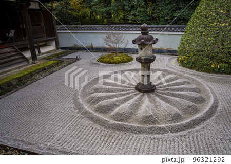 秋の御寺泉涌寺　別院　雲龍院　霊明殿前のと菊の御紋　京都府京都市 96321292