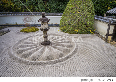 秋の御寺泉涌寺　別院　雲龍院　霊明殿前のと菊の御紋　京都府京都市 96321293