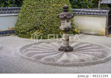 秋の御寺泉涌寺　別院　雲龍院　霊明殿前のと菊の御紋　京都府京都市 96321294