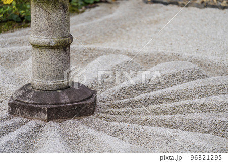 秋の御寺泉涌寺　別院　雲龍院　霊明殿前のと菊の御紋　京都府京都市 96321295