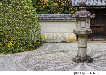秋の御寺泉涌寺 別院 雲龍院 霊明殿前のと菊の御紋 京都府京都市 秋の御寺泉涌寺 別院 雲龍院 霊明殿前のと菊の御紋 京都府京都市 96321296