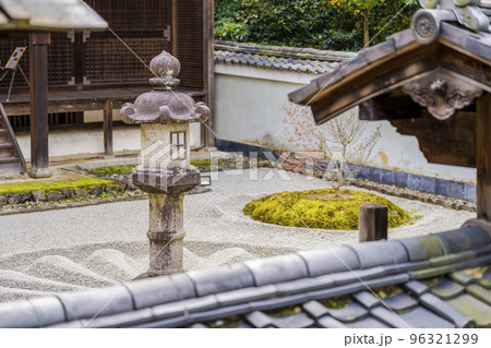 秋の御寺泉涌寺　別院　雲龍院　霊明殿前のと菊の御紋　京都府京都市 96321299
