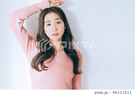 若い女性のヘアスタイルイメージ 96321611