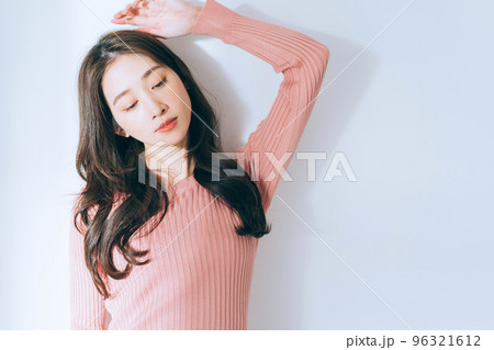 若い女性のヘアスタイルイメージ 96321612