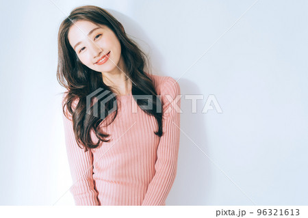 若い女性のヘアスタイルイメージ 若い女性のヘアスタイルイメージ 96321613