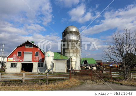 北海道　十勝地方　牧場のある風景 96321642
