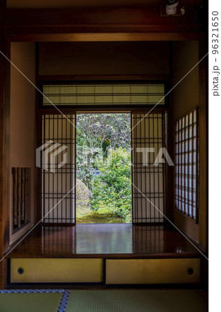 秋の御寺泉涌寺　別院　雲龍院　迷いの窓　京都府京都市 96321650