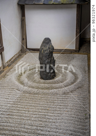 秋の御寺泉涌寺　別院　雲龍院　観音石像　京都府京都市 96321974