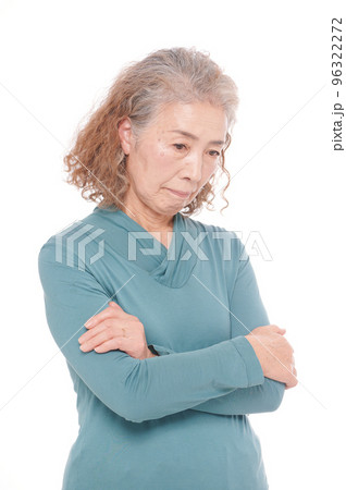 悩むシニア女性 悩むシニア女性 96322272