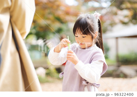 シャボン玉で遊ぶ女の子 96322400