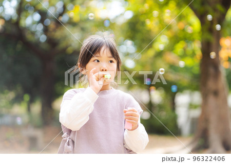 シャボン玉で遊ぶ女の子 シャボン玉で遊ぶ女の子 96322406