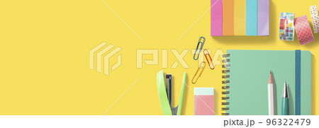 カラフルなステーショナリーによる背景テクスチャー 96322479