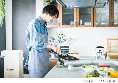 男性 料理 ライフスタイル 男性 料理 ライフスタイル 96322818