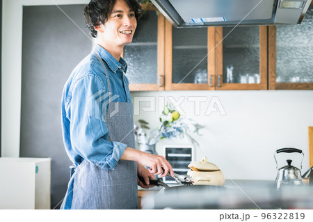 男性　料理　ライフスタイル 96322819