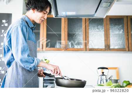 男性　料理　ライフスタイル 96322820