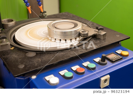 Sharpening the parts by CNC machine. For the tool in automatic mode with watering the part of a special cooling liquid 96323194