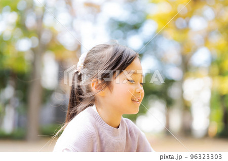 公園で遊ぶ元気な女の子 公園で遊ぶ元気な女の子 96323303