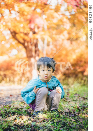 紅葉狩りを楽しむ子ども 紅葉狩りを楽しむ子ども 96323496