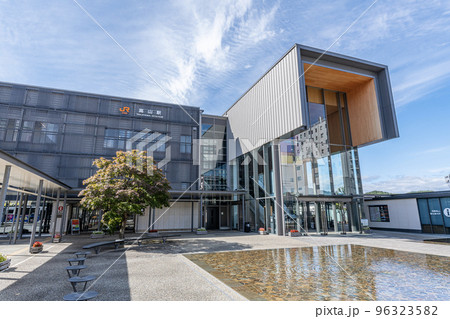 岐阜県高山市　晴天のJR高山駅（東口） 96323582