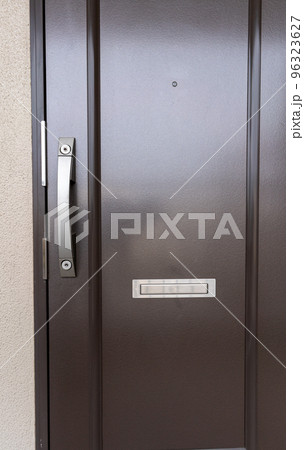 アパートのドアー 96323627