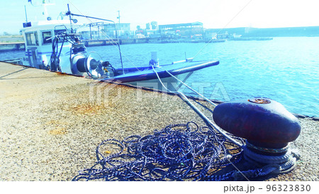 岸壁に係留中の漁船 【横構図】 岸壁に係留中の漁船 【横構図】 96323830