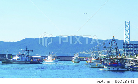 昼網で賑わう月曜日の漁港風景 【横構図】 昼網で賑わう月曜日の漁港風景 【横構図】 96323841