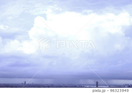 ゲリラ豪雨の空と雲 ゲリラ豪雨の空と雲 96323949