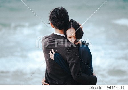 海で抱き合う男女 96324111