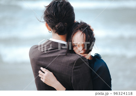 海で抱き合う男女 96324118