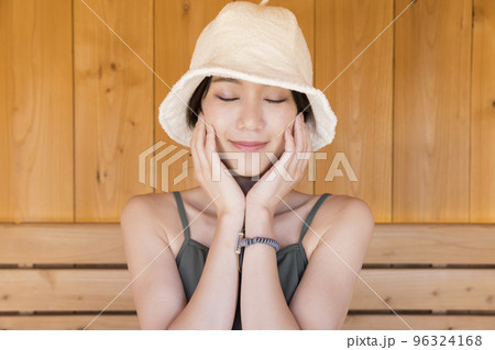 サウナハットをかぶってサウナに入る若い女性 ととのう 96324168