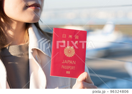 空港でパスポートを持つ日本人旅行者の女性 96324806