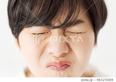 20代女性のポートレート 顔アップ 96325089