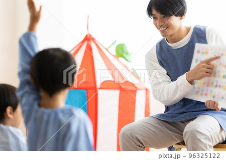 ひらがなの勉強をする園児 ひらがなの勉強をする園児 96325122