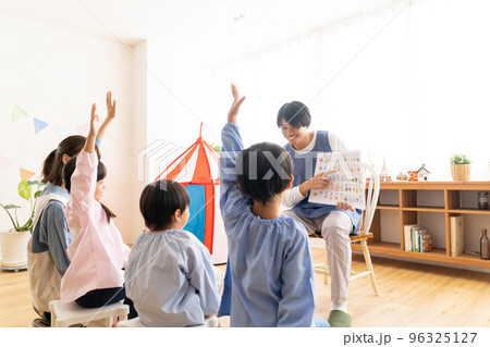 ひらがなの勉強をする園児 96325127