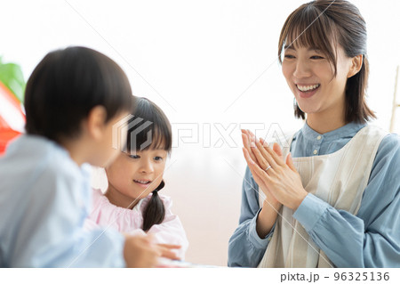 英語の勉強をする園児 96325136