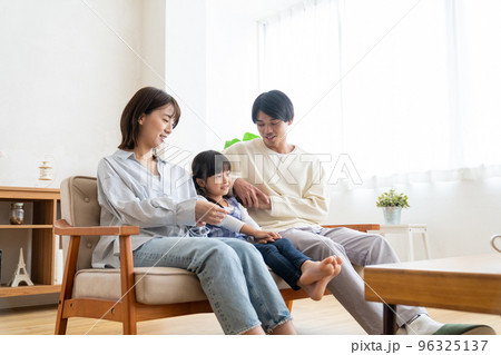 ソファに座る家族 96325137