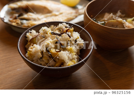 さつまいもご飯の食卓 96325156